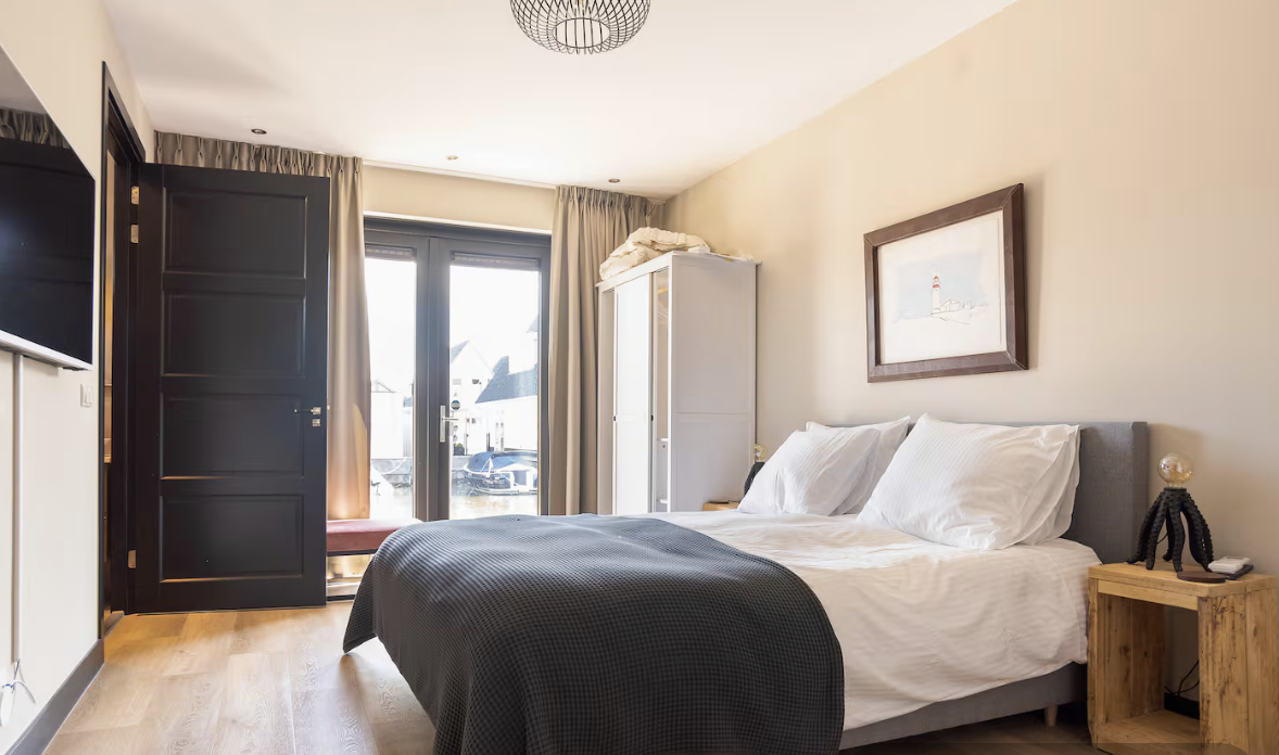 Slaapkamer met zicht op het water