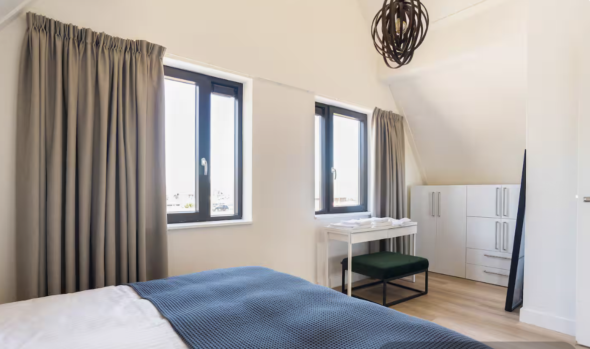 Lichte slaapkamer op de verdieping