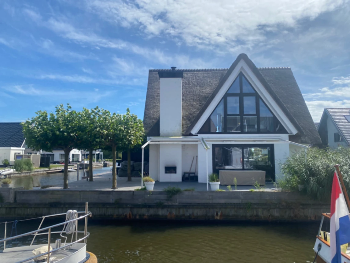 De villa vanaf het water