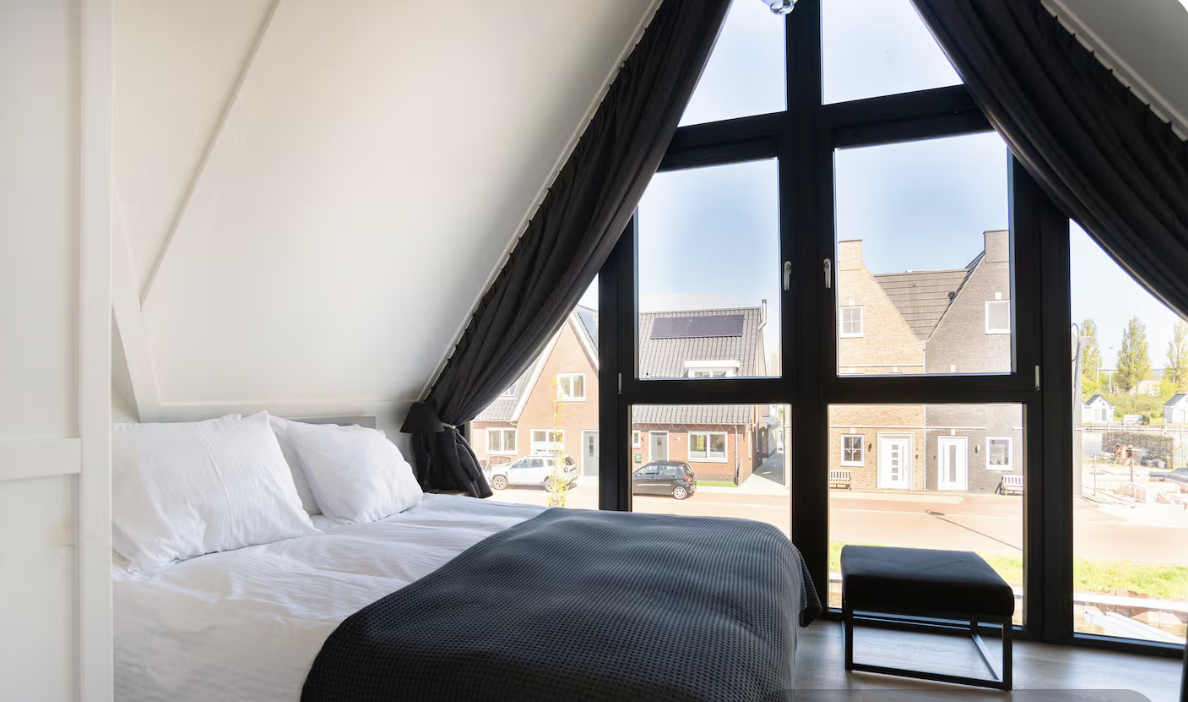 Slaapkamer met groot raam